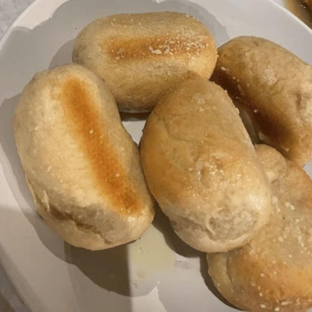 6 Garlic Rolls with Alfredo Sauce
